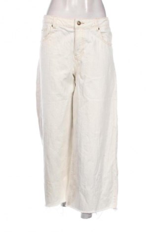 Damskie jeansy Bershka, Rozmiar M, Kolor Biały, Cena 66,67 zł