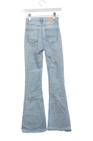 Damskie jeansy Bershka, Rozmiar XS, Kolor Niebieski, Cena 66,67 zł