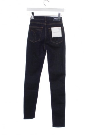 Damskie jeansy Calvin Klein Jeans, Rozmiar XXS, Kolor Niebieski, Cena 423,68 zł
