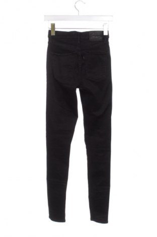 Дамски дънки Levi's, Размер XS, Цвят Черен, Цена 75,99 лв.