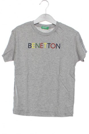 Детска тениска United Colors Of Benetton, Размер 7-8y/ 128-134 см, Цвят Сив, Цена 9,99 лв.