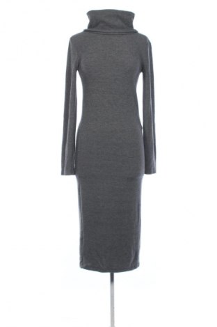 Kleid Stradivarius, Größe S, Farbe Grau, Preis € 14,77