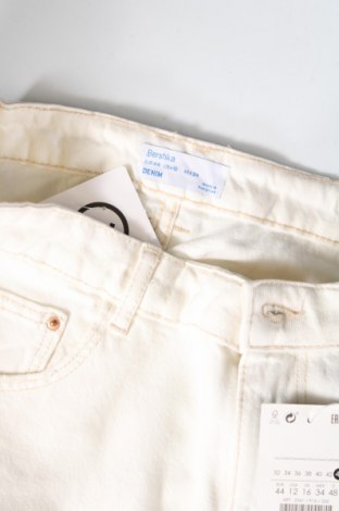 Pantaloni scurți de femei Bershka, Mărime XL, Culoare Ecru, Preț 101,97 Lei
