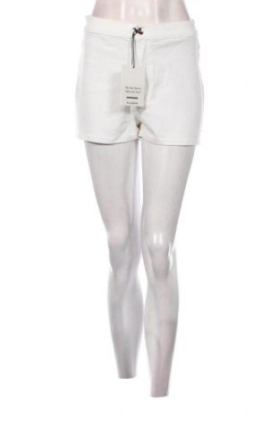 Γυναικείο κοντό παντελόνι Pull&Bear, Μέγεθος M, Χρώμα Εκρού, Τιμή 5,91 €