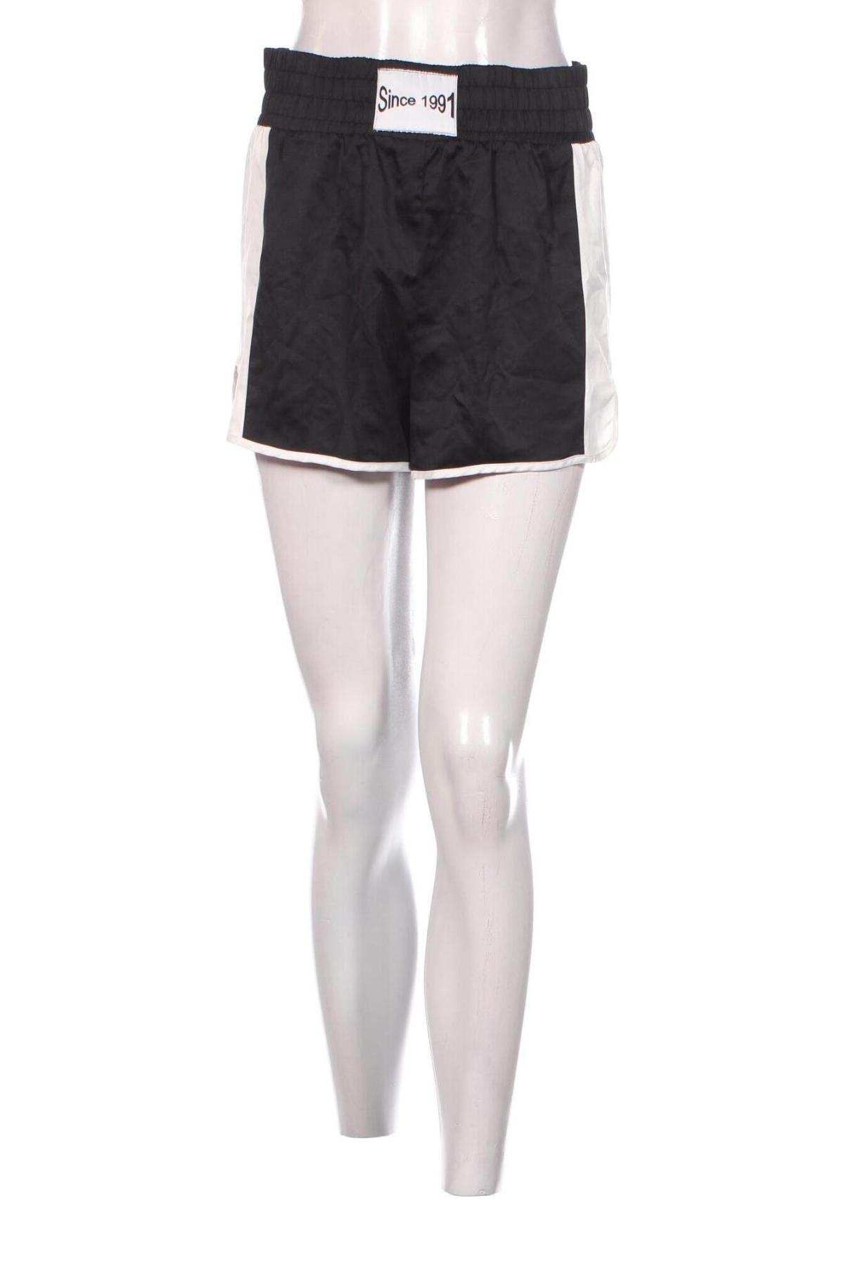 Γυναικείο κοντό παντελόνι Pull&Bear, Μέγεθος M, Χρώμα Μαύρο, Τιμή 15,98 €