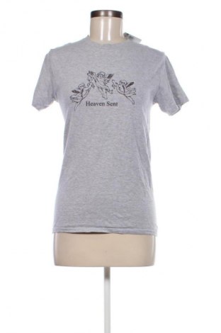 Γυναικείο t-shirt Pretty Little Thing, Μέγεθος S, Χρώμα Γκρί, Τιμή 8,18 €