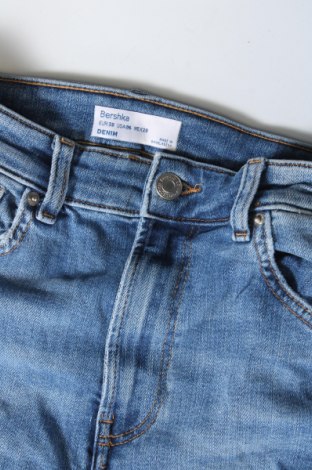 Damskie jeansy Bershka, Rozmiar M, Kolor Niebieski, Cena 46,99 zł