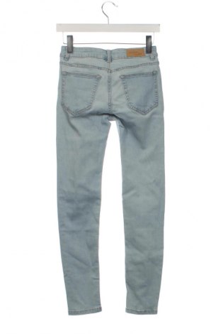 Damskie jeansy Pull&Bear, Rozmiar XS, Kolor Niebieski, Cena 23,99 zł