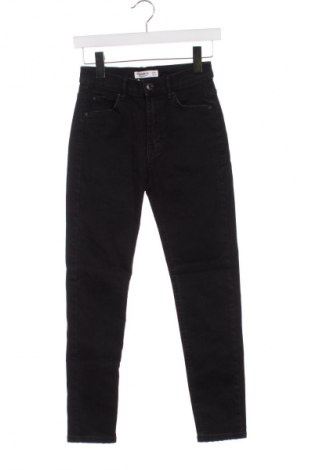 Damskie jeansy Pull&Bear, Rozmiar S, Kolor Czarny, Cena 92,99 zł