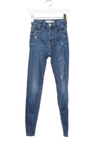 Damskie jeansy Stradivarius, Rozmiar XXS, Kolor Niebieski, Cena 40,99 zł