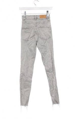 Damskie jeansy Stradivarius, Rozmiar XS, Kolor Szary, Cena 41,99 zł