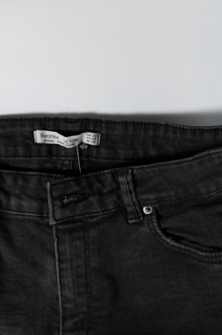 Pantaloni scurți de femei Bershka, Mărime M, Culoare Negru, Preț 34,99 Lei