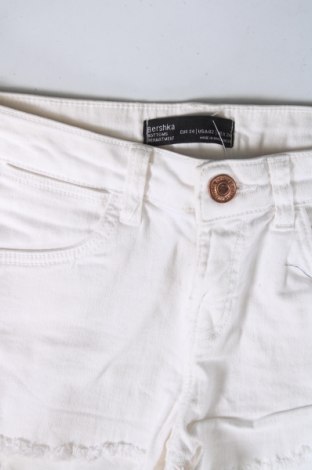 Pantaloni scurți de femei Bershka, Mărime XS, Culoare Alb, Preț 40,99 Lei