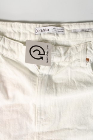 Pantaloni scurți de femei Bershka, Mărime S, Culoare Alb, Preț 37,99 Lei