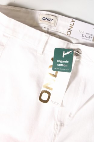 Pantaloni scurți de femei ONLY, Mărime M, Culoare Alb, Preț 86,86 Lei