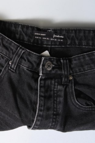 Pantaloni scurți de femei Stradivarius, Mărime XS, Culoare Negru, Preț 48,83 Lei