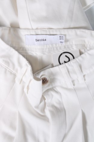 Damskie spodnie Bershka, Rozmiar XXS, Kolor Biały, Cena 40,99 zł