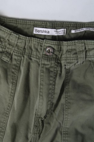 Γυναικείο παντελόνι Bershka, Μέγεθος XS, Χρώμα Πράσινο, Τιμή 7,99 €