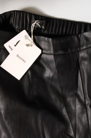 Пола Bershka, Размер S, Цвят Черен, Цена 18,99 лв.