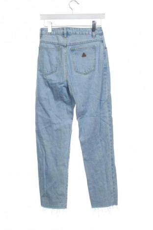 Дамски дънки Abrand Jeans, Размер XS, Цвят Син, Цена 41,99 лв.