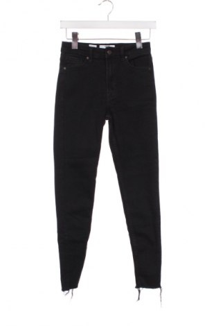 Damskie jeansy Bershka, Rozmiar S, Kolor Czarny, Cena 124,48 zł