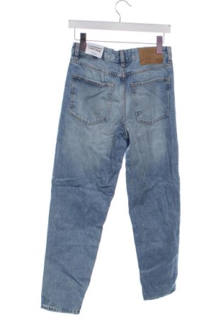 Дамски дънки Bershka, Размер XS, Цвят Син, Цена 18,99 лв.