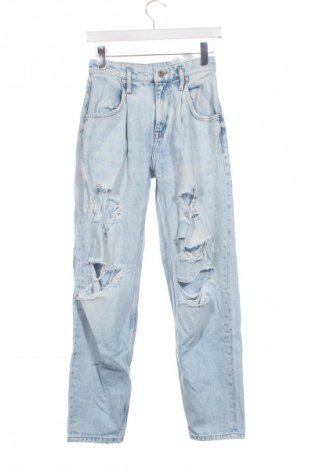 Дамски дънки Bershka, Размер XS, Цвят Син, Цена 49,27 лв.