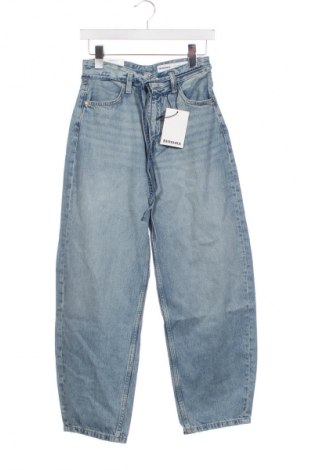 Дамски дънки Bershka, Размер XS, Цвят Син, Цена 46,99 лв.
