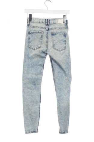 Damskie jeansy Bershka, Rozmiar XXS, Kolor Niebieski, Cena 66,67 zł