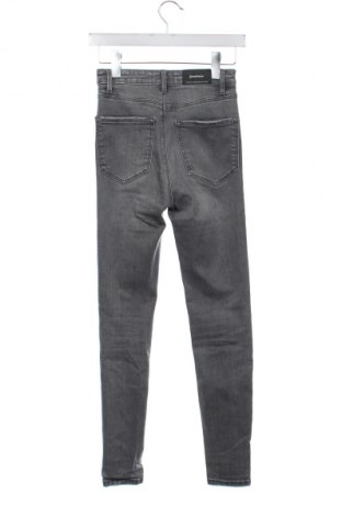 Дамски дънки Stradivarius, Размер XS, Цвят Сив, Цена 20,99 лв.