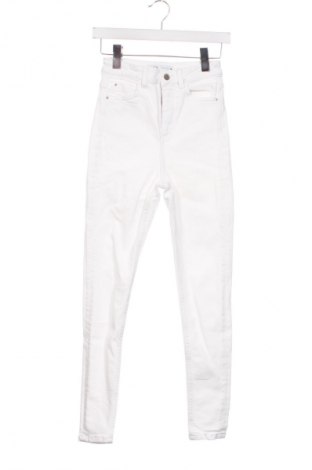Дамски дънки Zara, Размер XS, Цвят Бял, Цена 27,00 лв.