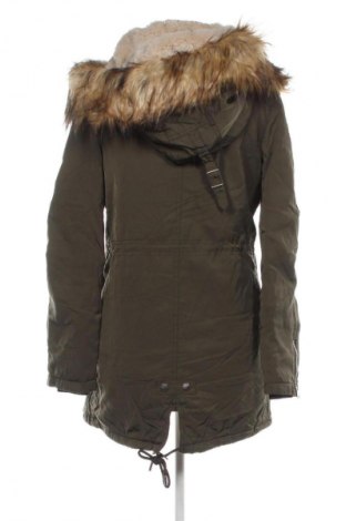 Дамско яке Bershka, Размер S, Цвят Зелен, Цена 45,99 лв.