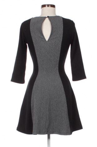Рокля H&M Divided, Размер XS, Цвят Многоцветен, Цена 29,33 лв.
