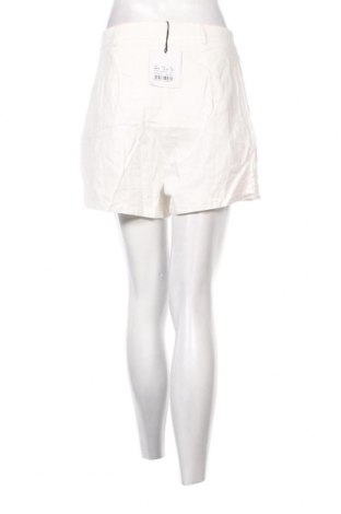 Дамски къс панталон Glamorous, Размер M, Цвят Бял, Цена 72,00 лв.