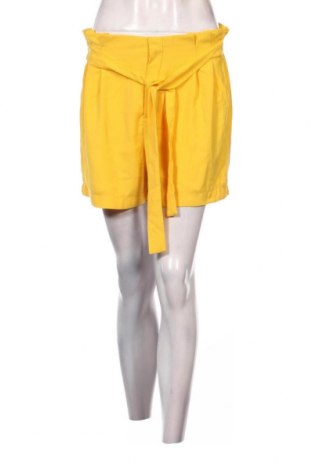 Γυναικείο κοντό παντελόνι ONLY, Μέγεθος M, Χρώμα Κίτρινο, Τιμή 6,19 €