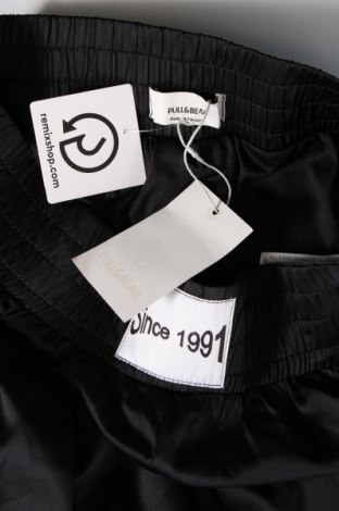 Дамски къс панталон Pull&Bear, Размер L, Цвят Черен, Цена 31,00 лв.