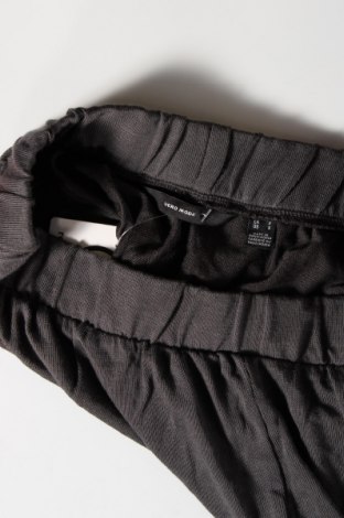 Дамски къс панталон Vero Moda, Размер S, Цвят Сив, Цена 7,60 лв.