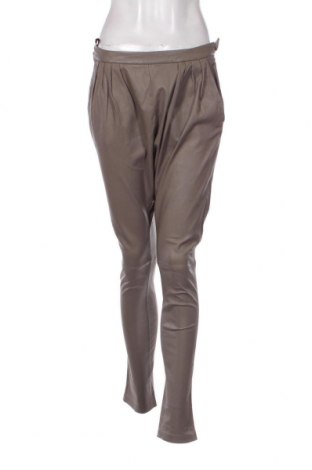 Дамски кожен панталон By Malene Birger, Размер M, Цвят Сив, Цена 197,60 лв.