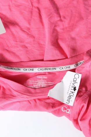 Γυναικείο t-shirt Calvin Klein, Μέγεθος M, Χρώμα Ρόζ , Τιμή 19,99 €