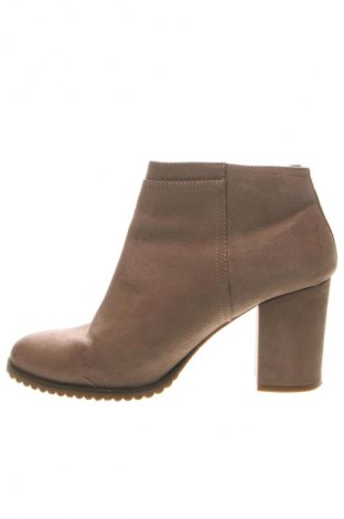 Botine de damă Bershka, Mărime 41, Culoare Bej, Preț 81,99 Lei