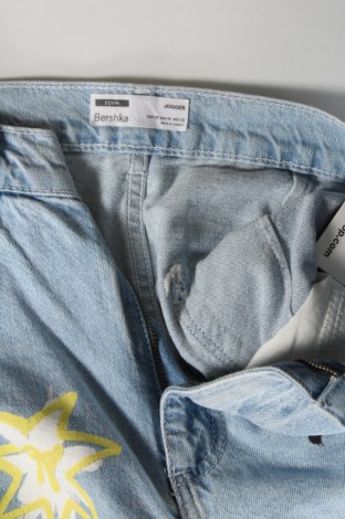 Γυναικείο Τζίν Bershka, Μέγεθος S, Χρώμα Μπλέ, Τιμή 14,84 €