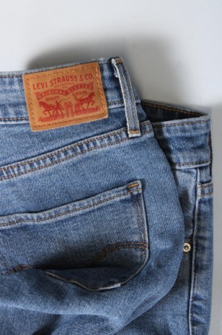 Дамски дънки Levi's, Размер S, Цвят Син, Цена 37,99 лв.