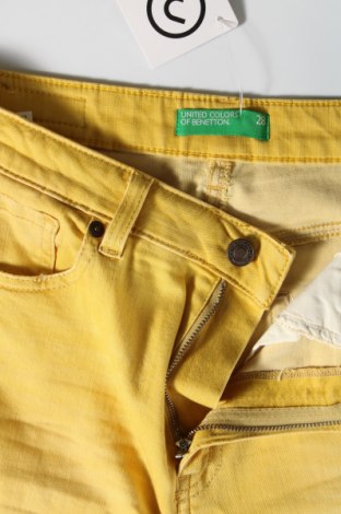 Damskie jeansy United Colors Of Benetton, Rozmiar M, Kolor Żółty, Cena 66,99 zł