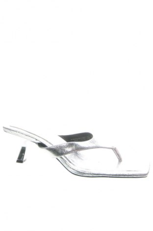 Japonki Stradivarius, Rozmiar 41, Kolor Srebrzysty, Cena 139,99 zł