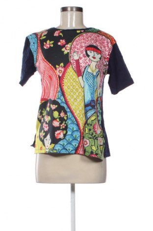 Γυναικείο t-shirt Desigual, Μέγεθος S, Χρώμα Πολύχρωμο, Τιμή 13,81 €