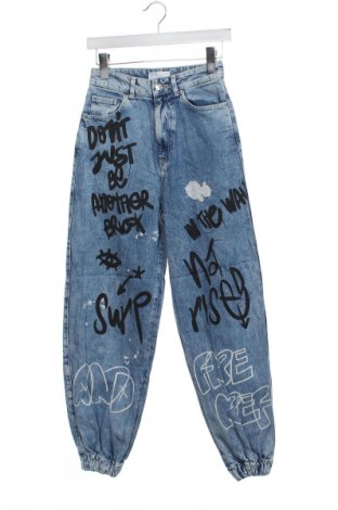 Γυναικείο Τζίν Bershka, Μέγεθος XS, Χρώμα Μπλέ, Τιμή 18,99 €