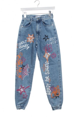 Blugi de femei Bershka, Mărime XS, Culoare Albastru, Preț 100,99 Lei