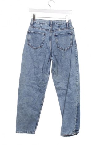 Дамски дънки Bershka, Размер XS, Цвят Син, Цена 29,99 лв.