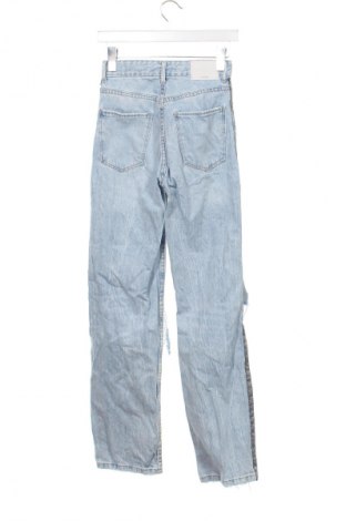 Damskie jeansy Bershka, Rozmiar XS, Kolor Niebieski, Cena 67,41 zł