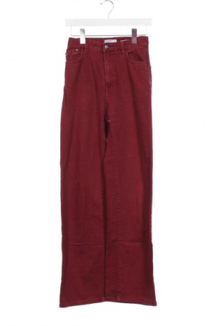 Damskie jeansy Bershka, Rozmiar XS, Kolor Czerwony, Cena 67,41 zł